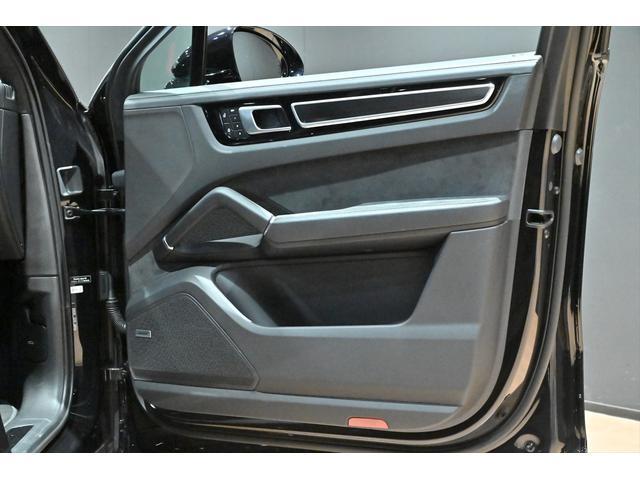 カイエンクーペ カイエンＧＴＳ　クーペ　ジェットブラックメタリック／スポーツクロノＰＫＧ／ＰＤＬＳプラス／ＢＯＳＥサウンド／２１インチＲＳスパイダーデザイン／スポーツエキゾースト／エントリードライブ／ＰＡＳＭ／アルカンターラルーフライニング（50枚目）