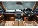 とても広々とした高級感あるインテリア♪シートやステアリング・パネル類の状態も良好です♪当店の展示車は全車クリーニング済みです。再度クリーニング後にご納車させて頂きます。
