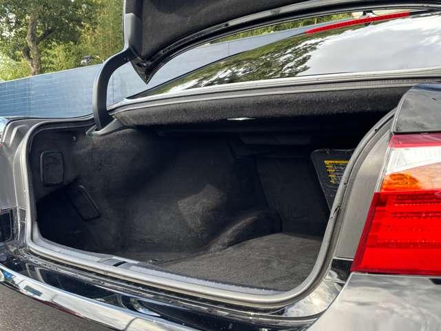 【ラゲッジルーム】トランクフロア内に大容量の収納！趣味の道具や洗車用品の収納に役立ちます！