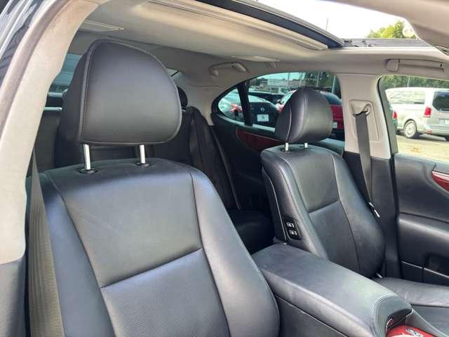 【サンルーフ】大きく開放的なサンルーフは高級感を一層高めます。