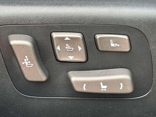【前席電動シート】前席は電動シートになっております。