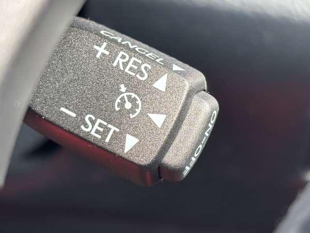 【オートクールーズ】予め指定した速度を維持したまま走行してくれます。また、高速走行などで便利な機能です