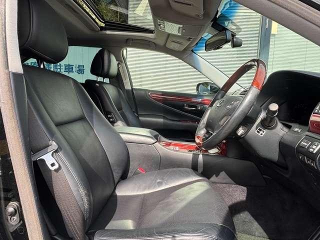 【運転席】当店では光触媒など、室内ハードクリーニングも施工可能でございます。詳しくはスタッフまでお問い合わせください。