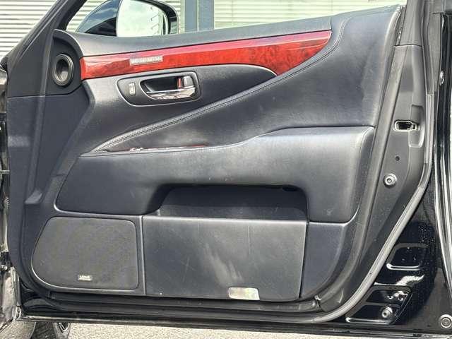 【運転席ドア内張り】ダメージはなく、綺麗な状態を保っております