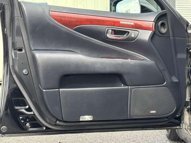 【助手席ドア内張り】ダメージはなく、綺麗な状態を保っております