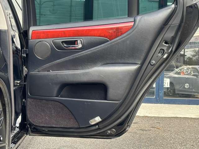 【右後席ドア内張り】ダメージはなく、綺麗な状態を保っております