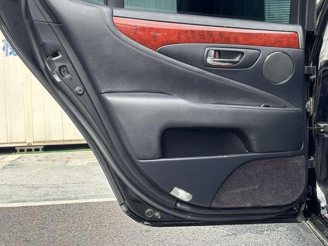 【左後席ドア内張り】ダメージはなく、綺麗な状態を保っております