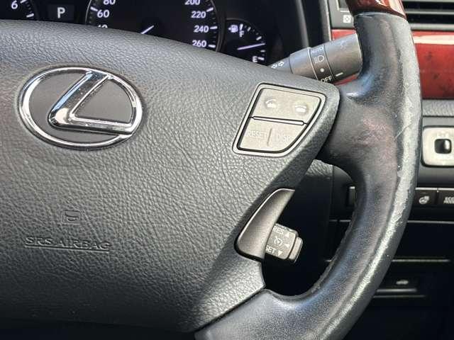 【ステアリングリモコン】ステアリングのボタンを押すことでメーター内の液晶表示の変更、各種設定が可能です。