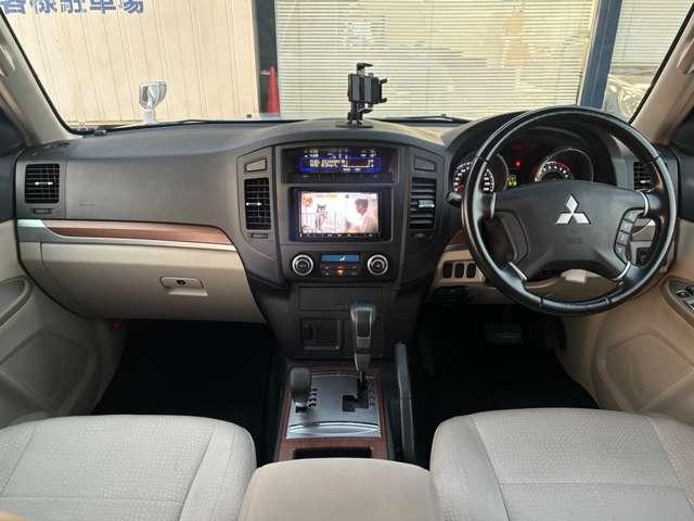 パジェロ ロング　エクシード　社外ＳＤナビ・ＴＶ・バックカメラ・ＨＩＤヘッドライト・クルーズコントロール・３列シート・ＥＴＣ・純正１７インチＡＷ・４ＷＤ・電動格納ウィンカーミラー・オートエアコン（2枚目）