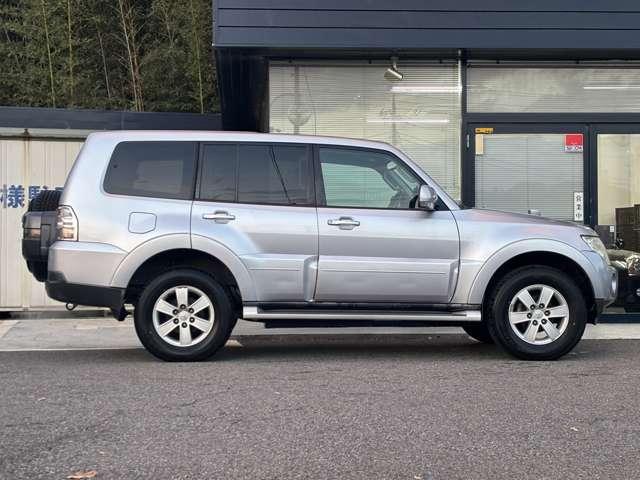 パジェロ ロング　エクシード　社外ＳＤナビ・ＴＶ・バックカメラ・ＨＩＤヘッドライト・クルーズコントロール・３列シート・ＥＴＣ・純正１７インチＡＷ・４ＷＤ・電動格納ウィンカーミラー・オートエアコン（4枚目）