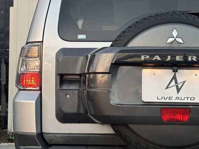 パジェロ ロング　エクシード　社外ＳＤナビ・ＴＶ・バックカメラ・ＨＩＤヘッドライト・クルーズコントロール・３列シート・ＥＴＣ・純正１７インチＡＷ・４ＷＤ・電動格納ウィンカーミラー・オートエアコン（7枚目）