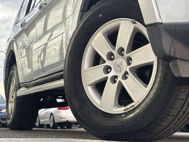 パジェロ ロング　エクシード　社外ＳＤナビ・ＴＶ・バックカメラ・ＨＩＤヘッドライト・クルーズコントロール・３列シート・ＥＴＣ・純正１７インチＡＷ・４ＷＤ・電動格納ウィンカーミラー・オートエアコン（20枚目）