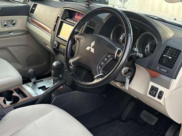 パジェロ ロング　エクシード　社外ＳＤナビ・ＴＶ・バックカメラ・ＨＩＤヘッドライト・クルーズコントロール・３列シート・ＥＴＣ・純正１７インチＡＷ・４ＷＤ・電動格納ウィンカーミラー・オートエアコン（22枚目）