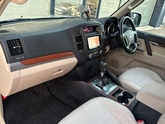 パジェロ ロング　エクシード　社外ＳＤナビ・ＴＶ・バックカメラ・ＨＩＤヘッドライト・クルーズコントロール・３列シート・ＥＴＣ・純正１７インチＡＷ・４ＷＤ・電動格納ウィンカーミラー・オートエアコン（23枚目）