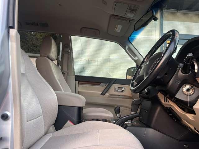 パジェロ ロング　エクシード　社外ＳＤナビ・ＴＶ・バックカメラ・ＨＩＤヘッドライト・クルーズコントロール・３列シート・ＥＴＣ・純正１７インチＡＷ・４ＷＤ・電動格納ウィンカーミラー・オートエアコン（24枚目）