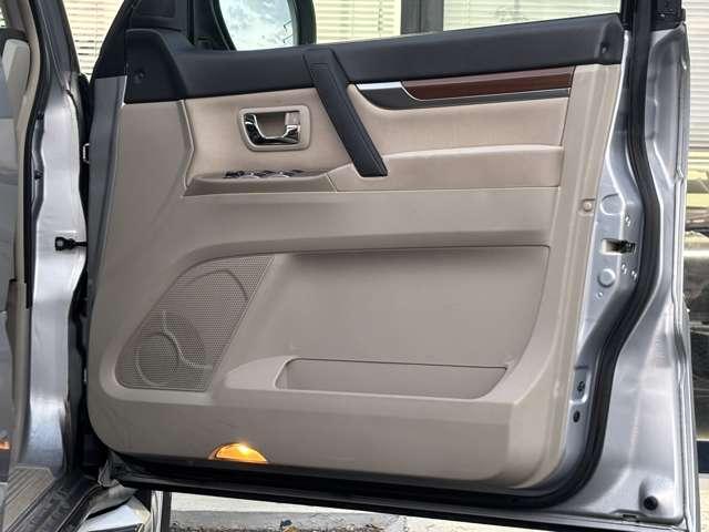 パジェロ ロング　エクシード　社外ＳＤナビ・ＴＶ・バックカメラ・ＨＩＤヘッドライト・クルーズコントロール・３列シート・ＥＴＣ・純正１７インチＡＷ・４ＷＤ・電動格納ウィンカーミラー・オートエアコン（25枚目）