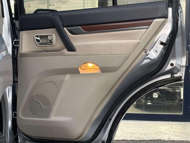 パジェロ ロング　エクシード　社外ＳＤナビ・ＴＶ・バックカメラ・ＨＩＤヘッドライト・クルーズコントロール・３列シート・ＥＴＣ・純正１７インチＡＷ・４ＷＤ・電動格納ウィンカーミラー・オートエアコン（29枚目）