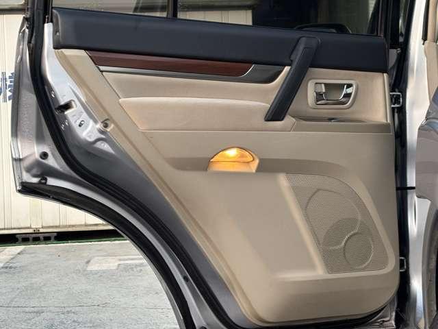 パジェロ ロング　エクシード　社外ＳＤナビ・ＴＶ・バックカメラ・ＨＩＤヘッドライト・クルーズコントロール・３列シート・ＥＴＣ・純正１７インチＡＷ・４ＷＤ・電動格納ウィンカーミラー・オートエアコン（31枚目）