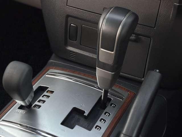 パジェロ ロング　エクシード　社外ＳＤナビ・ＴＶ・バックカメラ・ＨＩＤヘッドライト・クルーズコントロール・３列シート・ＥＴＣ・純正１７インチＡＷ・４ＷＤ・電動格納ウィンカーミラー・オートエアコン（40枚目）