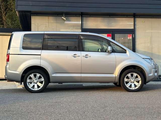 デリカＤ：５ Ｄ　パワーパッケージ　大型ナビ・ＴＶ・バックカメラ・シートヒーター・後席モニター・両側電動スライドドア・クルーズコントロール・ドライブレコーダー・ＥＴＣ・オートエアコン・ＨＩＤヘッドライト・純正１６インチアルミホイール（4枚目）