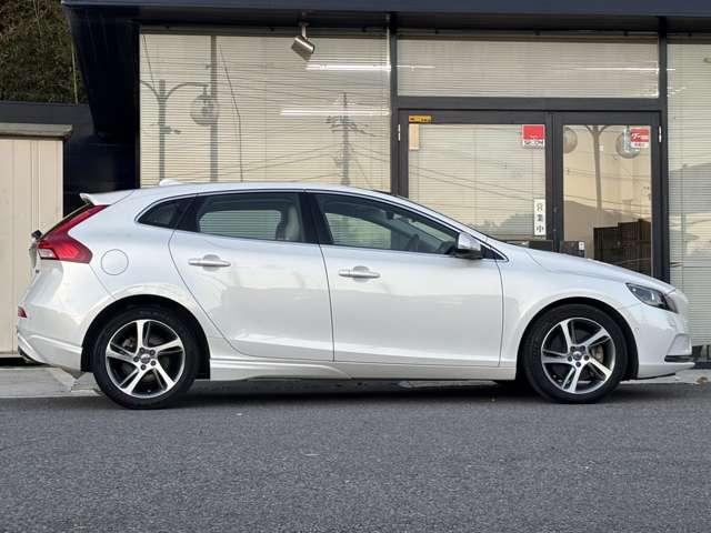 Ｖ４０ Ｄ４　ＳＥ　ナビ　バックカメラ　ガラスルーフ　ベージュ革シート　シートヒーター　レーダークルーズコントロールパワーシート　ＨＩＤヘッドライト　前後２ＣＨドラレコ　ＥＴＣ　純正１７インチＡＷ（4枚目）