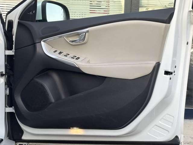 Ｖ４０ Ｄ４　ＳＥ　ナビ　バックカメラ　ガラスルーフ　ベージュ革シート　シートヒーター　レーダークルーズコントロールパワーシート　ＨＩＤヘッドライト　前後２ＣＨドラレコ　ＥＴＣ　純正１７インチＡＷ（31枚目）