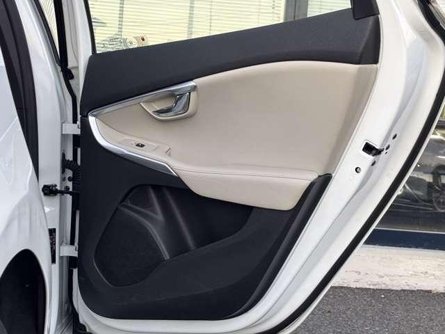 Ｖ４０ Ｄ４　ＳＥ　ナビ　バックカメラ　ガラスルーフ　ベージュ革シート　シートヒーター　レーダークルーズコントロールパワーシート　ＨＩＤヘッドライト　前後２ＣＨドラレコ　ＥＴＣ　純正１７インチＡＷ（35枚目）