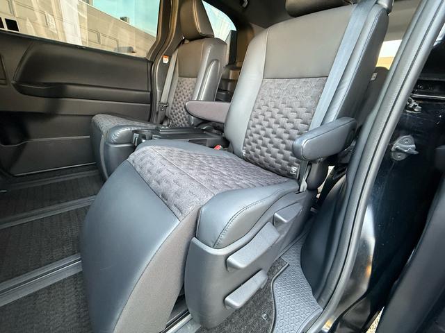 ヴォクシー Ｓ－Ｚ　純正ディスプレイオーディオ　ＣＤ　ＤＶＤ　ＥＴＣ２．０　デジタルインナーミラー　シートヒーター　ステアリングヒーター　左右電動スライド　パワーバックドア　後席ディスプレイ　ヘッドアップディスプレイ（39枚目）