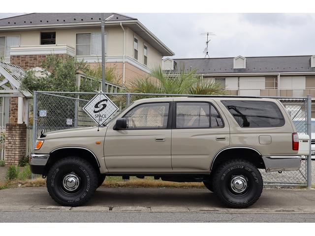 ハイラックスサーフ ＳＳＲ－Ｘ　走行４７，８８１Ｋｍ　ＵＳ４ランナー仕様　ナローボディ　ＵＳコーナーレンズ　４ランナー純正フェンダーモール　２インチリフトアップ　Ｍ／Ｔタイヤ　メッキバンパー　ＳＤナビフルセグ　サンルーフ（6枚目）