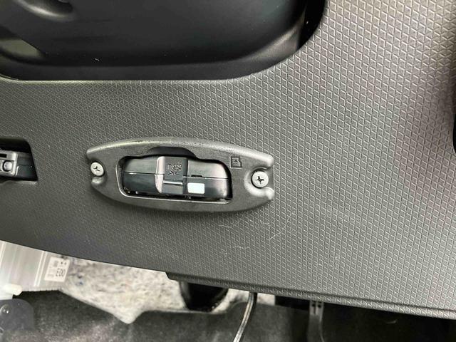 純正ドライブレコーダー付きでナビと連動し、事故直後の映像がその場でナビ画面で確認出来て大変便利です。