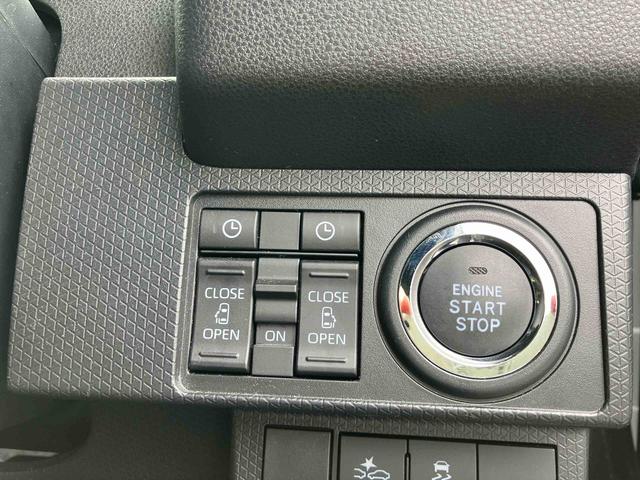 電動スライドドアは運転席横スイッチからも開閉できます。時計のボタンは『オープン予約機能』スイッチです。ボタンを押しておくとお戻りの際に、近づくだけで自動で開錠し自動でスライドドアがオープンします!