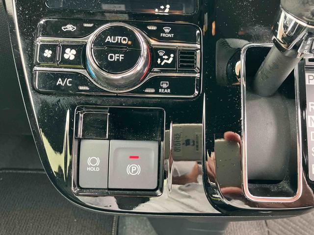 電動パーキングブレーキ搭載です!指先だけで簡単に操作が可能です!オートモードにした場合は、シフトをPレンジにすると自動でパーキングブレーキが作動するので安心です!