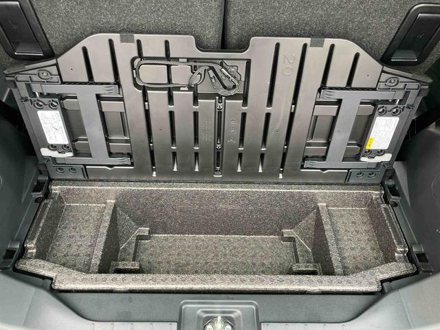 デッキボードの下には収納スペースを備えています!