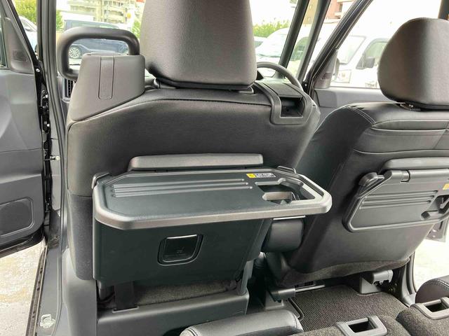 運転席/助手席の背面には格納式シートバックテーブルがあり飲み物等を置けて非常に便利です♪
