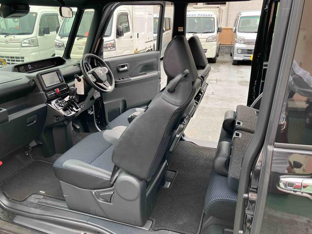 ミラクルオープンドアは前後のドアにピラーを内蔵することによって生まれた大開口のドアで大きな荷物の出し入れも、お子さまとの乗り降りもスムーズ。両側スライドドアなので狭い駐車場や壁際でも安心です。