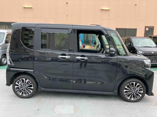 デッキボードの裏に設置されている脚を立てて、リヤシートを倒すだけで、ラゲージをより広く使えます♪