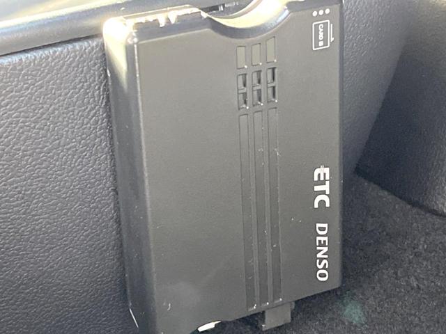 プリウス Ｓ　フルエアロ　ＳＤナビ　バックカメラ　衝突被害軽減システム　スマートキー　ＬＥＤヘッド　ＥＴＣ　レーダークルーズコントロール　オートエアコン　純正１５インチアルミ　Ｂｌｕｅｔｏｏｔｈ　ＣＤ（9枚目）
