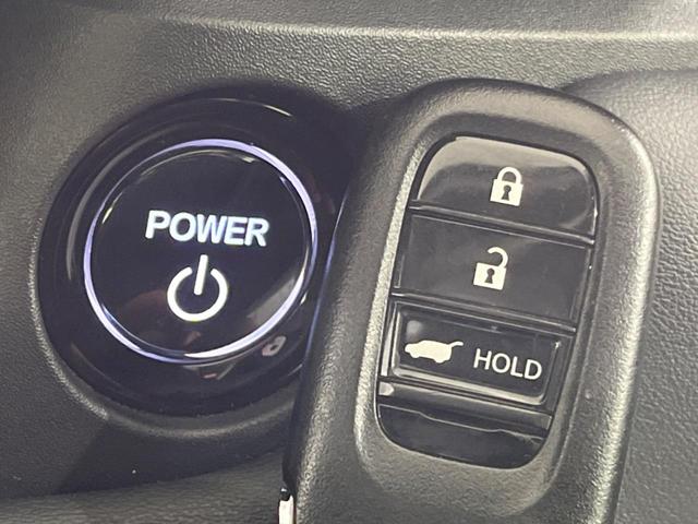 【Ｈｏｎｄａスマートキー】カバンやポケットに入れたままでもドアの施錠・解錠が可能なスマートキーを装備。エンジンのオン・オフ時もカギを取り出す必要が無いからとっても便利です♪