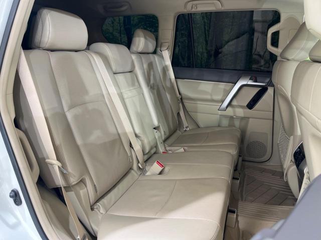 後部座席も気になるようなキズ・汚れやへたり等、大きなダメージはなく、良好な状態です。