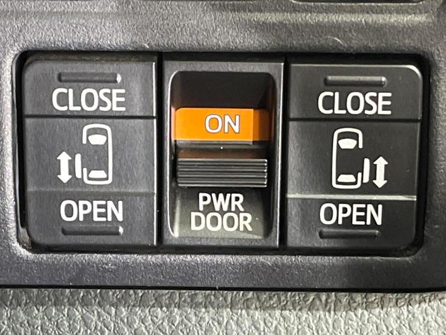 【両側パワースライドドア】スマートキーや運転席のスイッチで後席両側スライドドアの開閉が可能♪電動だから力を入れてドアを開ける必要が無く、小さなお子様でも簡単に開け閉めでき快適です♪