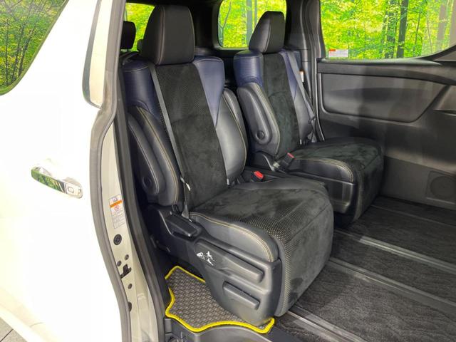 後部座席も気になるようなキズ・汚れやへたり等、大きなダメージはなく、良好な状態です。