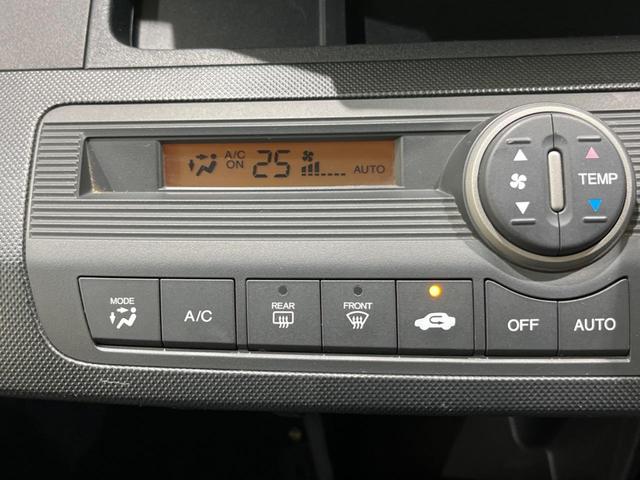 【オートエアコン】一度お好みの温度に設定すれば、車内の温度を検知し風量や温度を自動で調整。暑い…寒い…と何度もスイッチ操作をする必要はありません。快適な車内空間には必須の機能ですね♪