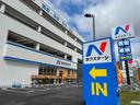 ズラッと並んだ展示車と大きな「N」の看板が目印です!