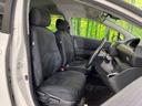 運転席まわりには十分なスペースがあり、大柄な方でもゆったり運転していただける環境です。