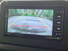 【バックカメラ】駐車時に後方がリアルタイム映像で確認できます。大型商業施設や立体駐車場での駐車時や、夜間のバック時に大活躍！運転スキルに関わらず、今や必須となった装備のひとつです！ 4