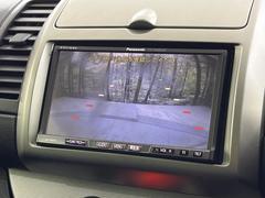 【バックカメラ】駐車時に後方がリアルタイム映像で確認できます。大型商業施設や立体駐車場での駐車時や、夜間のバック時に大活躍！運転スキルに関わらず、今や必須となった装備のひとつです！ 4