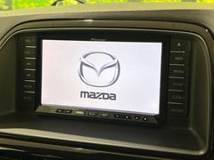 【マツダコネクトナビ】車内の雰囲気にマッチした一体型タイプのナビ。各種車輌設定やＢｌｕｅｔｏｏｔｈ再生等、様々な機能が楽しめます。直感的なダイヤル操作が可能で、使い勝手も良好です。 3