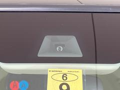 【ホンダセンシング】走行中に前方の車両等を認識し、衝突しそうな時は警報とブレーキで衝突回避と被害軽減をアシスト。より安全にドライブをお楽しみいただけます。 3