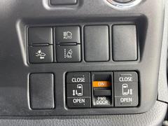【両側パワースライドドア】スマートキーや運転席のスイッチで後席両側スライドドアの開閉が可能♪電動だから力を入れてドアを開ける必要が無く、小さなお子様でも簡単に開け閉めでき快適です♪ 6
