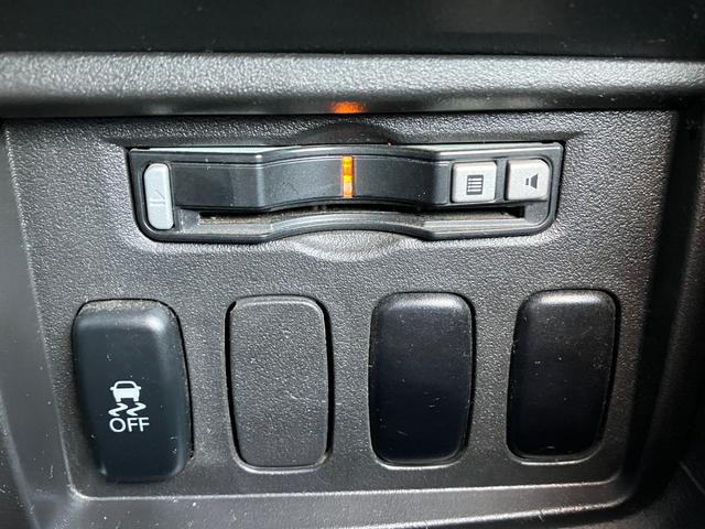 デリカＤ：５ Ｇ　パワーパッケージ　シダーグリーン全塗装カスタム／新品ＴＯＹＯタイヤ／新品社外アルミ／新品キャリア・ラック／新品社外ステアリング／リフトアップ／新品マーカー／新品オーバーフェンダー／認定車／新品バッテリー／保証１年（17枚目）